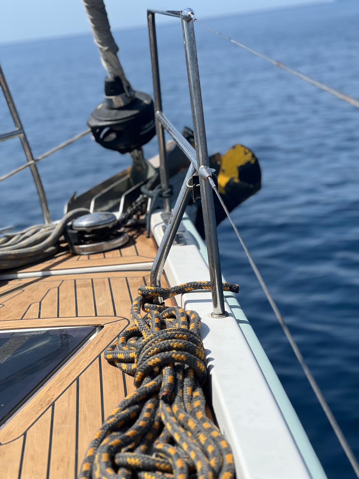 Anker und Tauwerk an Deck eines Segelboots mit Blick aufs offene Meer